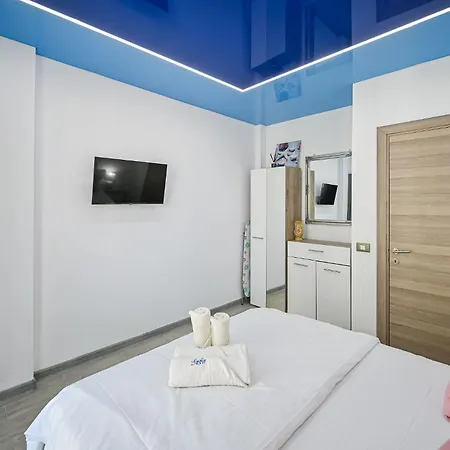 Sophie N Pool 那沃达利