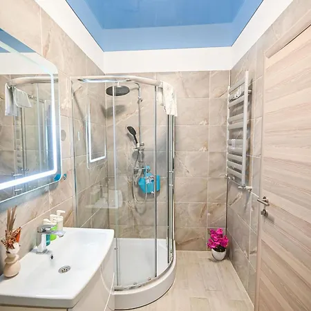 Sophie N Pool * 那沃达利